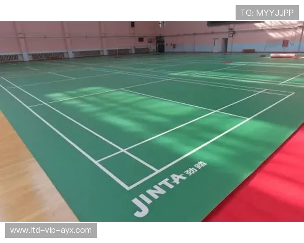 世界羽毛球赛惊现“地板擦地”拉锯战